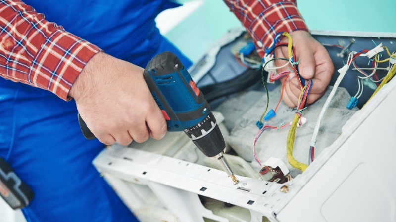 Şehzadeler Smeg Smeg çamaşır makinesi kart tamiri – Su almama arızası orijinal parça ile giderildi. - Teknik servis örneği